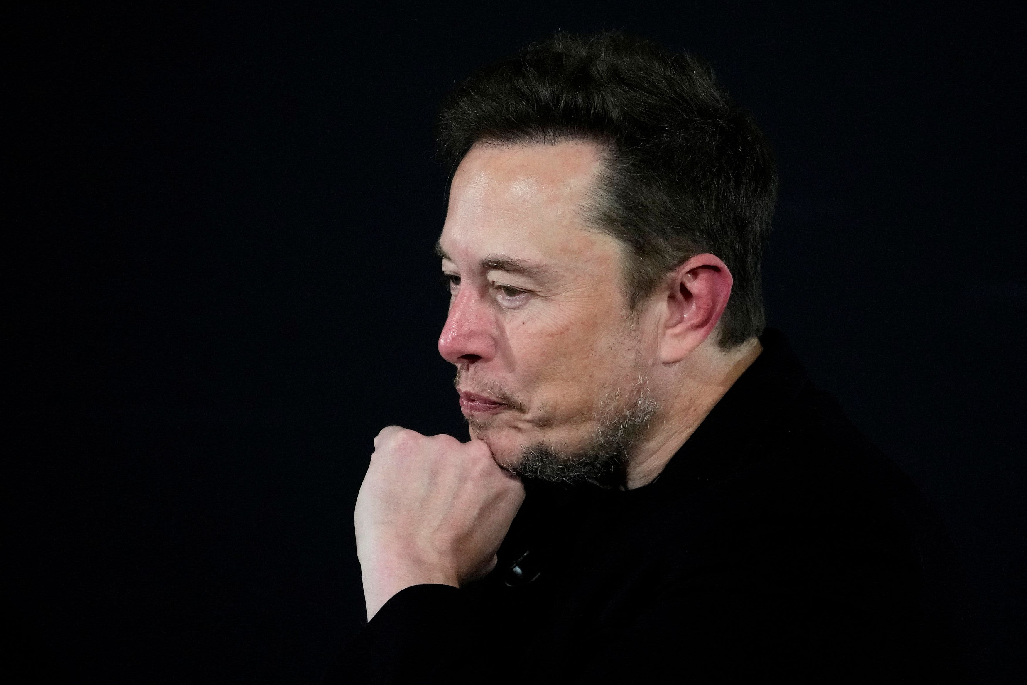 Saham Tesla (TSLA) jatuh setelah pembuat mobil listrik Musk memperingatkan perlambatan pada tahun 2024