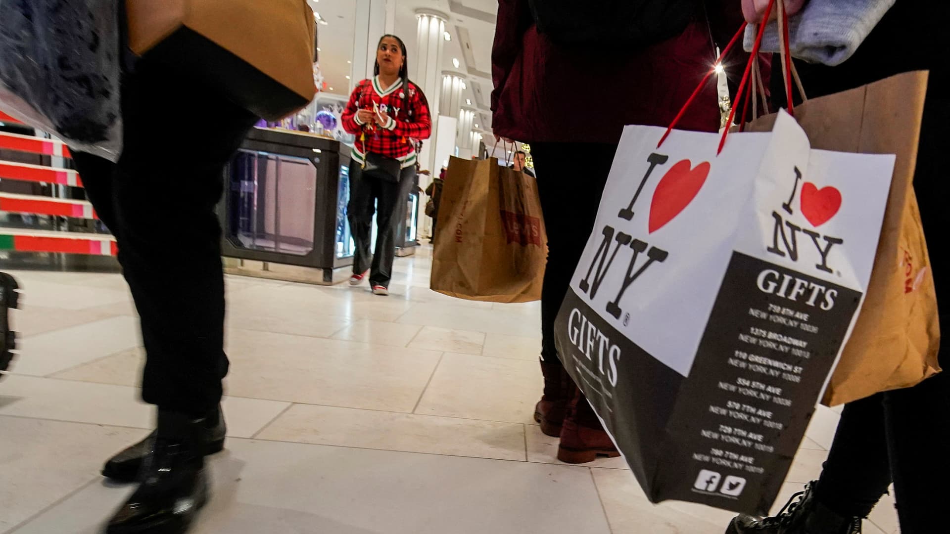Consumer spending rises in December to end solid holiday season, CNBC/NRF Retail Monitor shows
