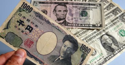 Dollar sags after U.S. GDP and inflation surprise, except against yen