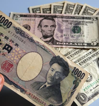 U.S. dollar briefly falls against yen after key GDP data 