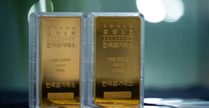 Gold climbs nearer one-month peak as focus turns to NFP data 