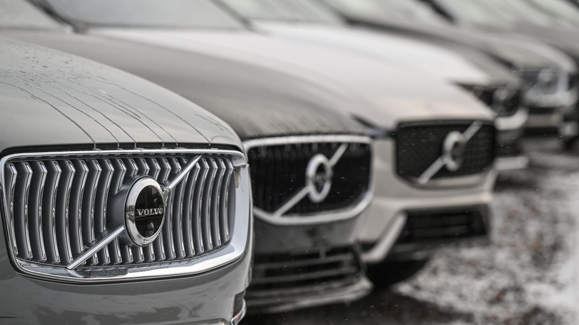 Volvo shares tumble 14% to report low as Chinese language proprietor Geely sells off inventory