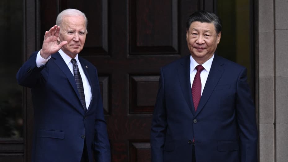 El presidente estadounidense Joe Biden y el presidente chino Xi Jinping antes de una reunión durante la semana de líderes del Foro de Cooperación Económica Asia-Pacífico en Woodside, California, el 15 de noviembre de 2023.