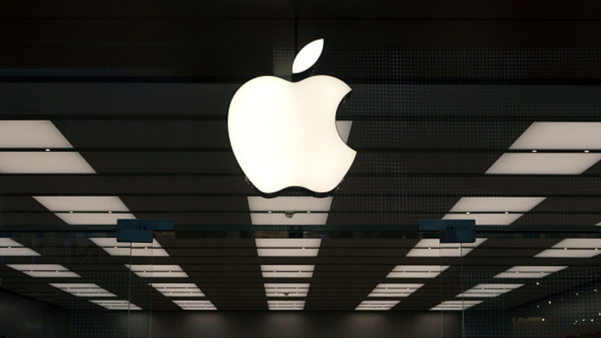 How Apple’s record $100 billion-plus stock buyback benefits shareholders