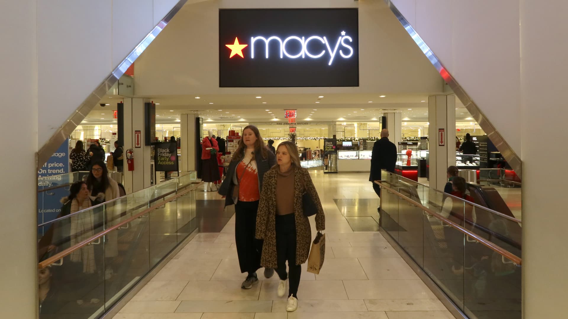 Macy's receives .8 billion buyout offer, sources say