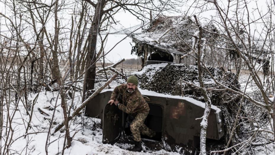 Un soldado ucraniano sale de un vehículo de artillería en su posición de combate mientras continúa la guerra entre Rusia y Ucrania en dirección a Kharkiv, Ucrania, el 20 de noviembre de 2023.