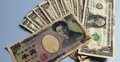 Dollar gains on rate outlook, yen weakens for third day 