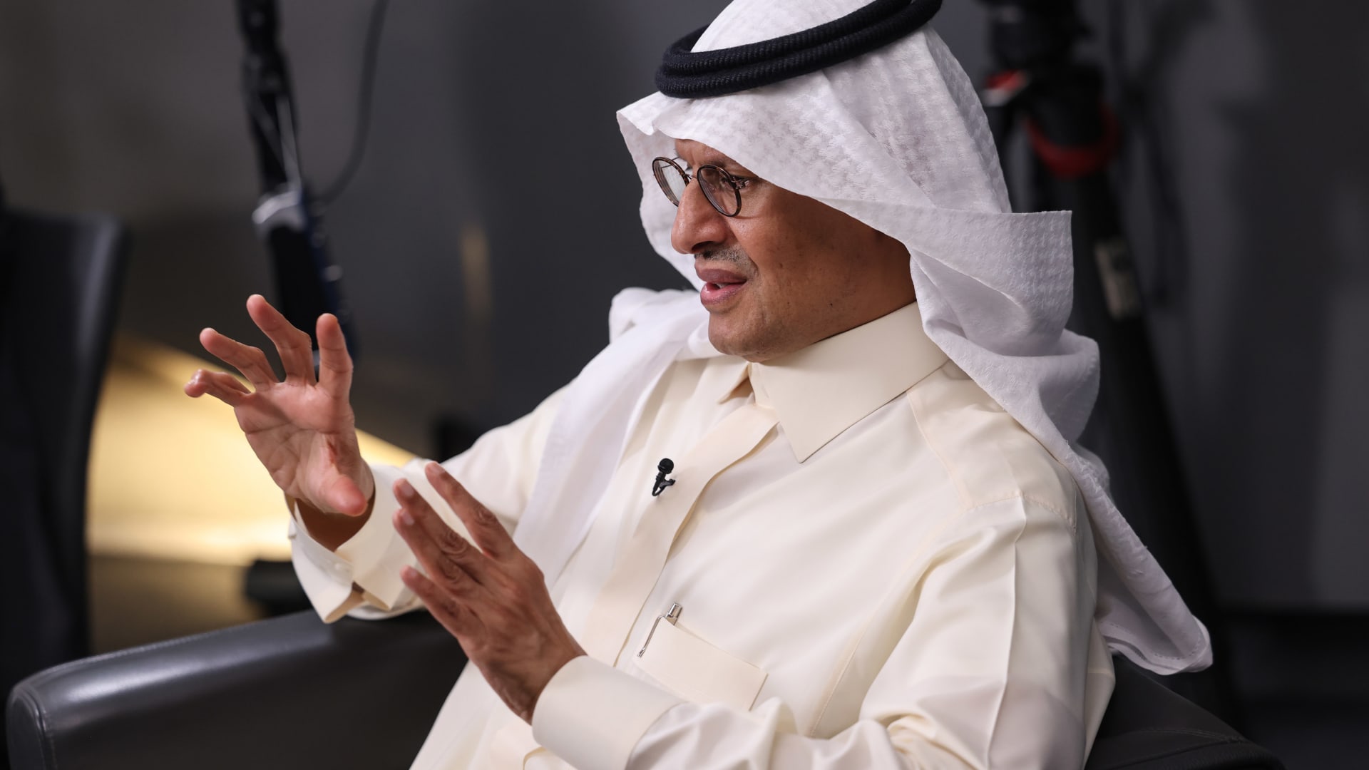 Saudi energy minister pins Aramco’s oil capacity halt on green transition