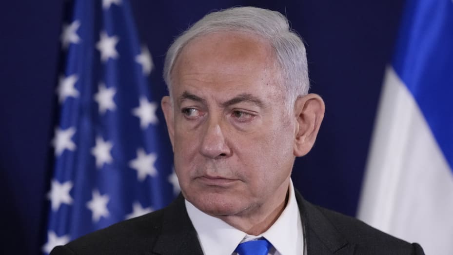 Thủ tướng Israel Benjamin Netanyahu đứng nhìn Ngoại trưởng Hoa Kỳ phát biểu với giới truyền thông bên trong The Kirya, nơi đặt trụ sở của Bộ Quốc phòng Israel, sau cuộc gặp của họ ở Tel Aviv vào ngày 12 tháng 10 năm 2023. Blinken đến để thể hiện tình đoàn kết sau cuộc tấn công của Hamas một cuộc tấn công bất ngờ vào cuối tuần ở Israel, một phóng viên AFP đi cùng ông đưa tin. Ông dự kiến ​​​​sẽ đến thăm Thủ tướng Israel Benjamin Netanyahu khi Washington thắt chặt quan hệ với đồng minh đã thành lập một trại không quân đang tàn lụi