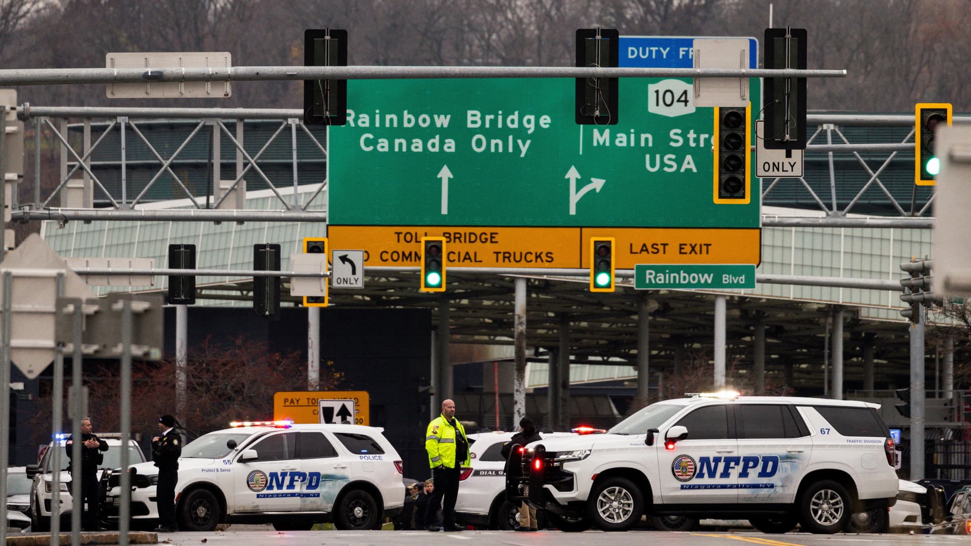 No signal of terrorism in blast that killed 2 at U.S.-Canada border in Niagara Falls, governor says