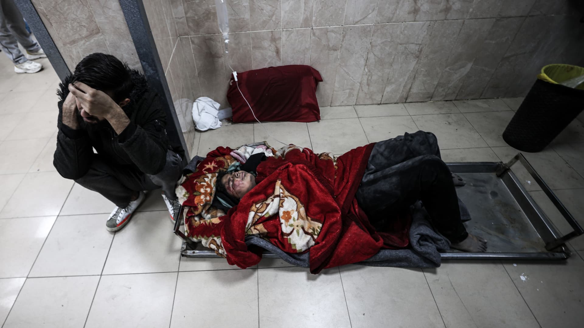 DEIR AL BALAH, GAZA - NOVEMBER 22: Injured Palestinian receives treatment at Al-Aqsa Hospital following the bombardment of the Israeli army on Deir al-Balah, Gaza on November 22, 2023. (Photo by Ali Jadallah/Anadolu via Getty Images)