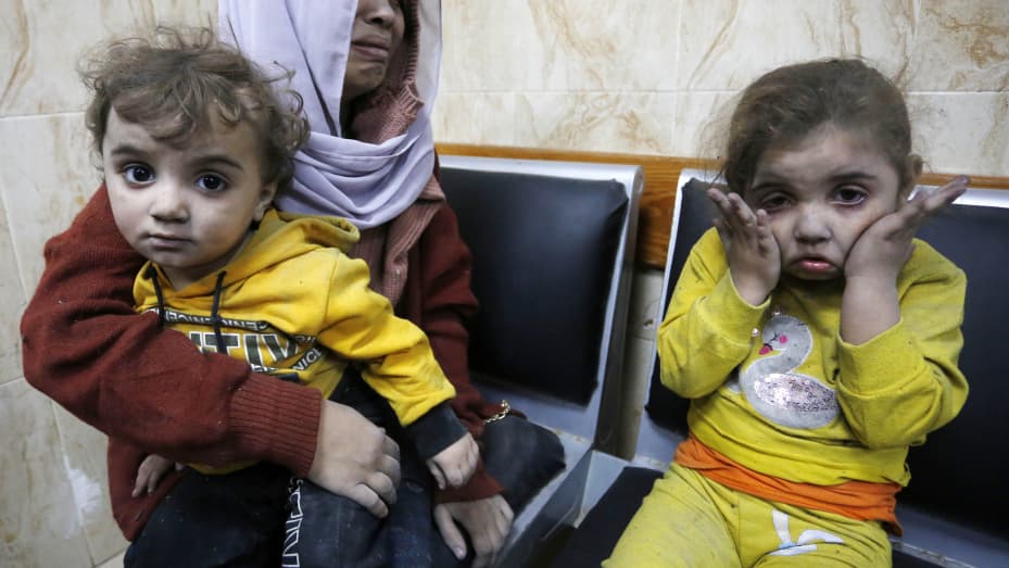 Se ven niños heridos como resultado de los ataques del ejército israelí en el Hospital de los Mártires de Al-Aqsa, en Deir Al-Balah, Gaza, el 22 de noviembre de 2023 (Foto de Ashraf Amra/Anadolu vía Getty Images)