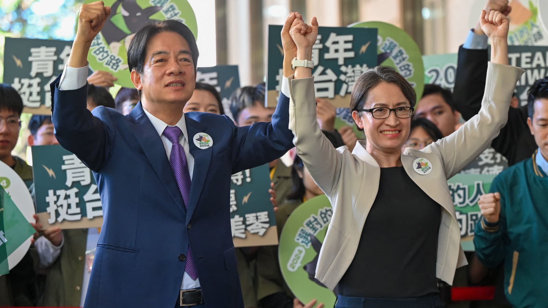 2023 年 10 月 21 日，台湾总统候选人赖清德（左）和他的执政党民进党竞选伙伴萧培谦（右）在登记参加 2024 年总统选举后向支持者做手势。（摄影：Sam Yeh/法新社）（摄影：Sam Yeh/法新社，盖蒂图片社）