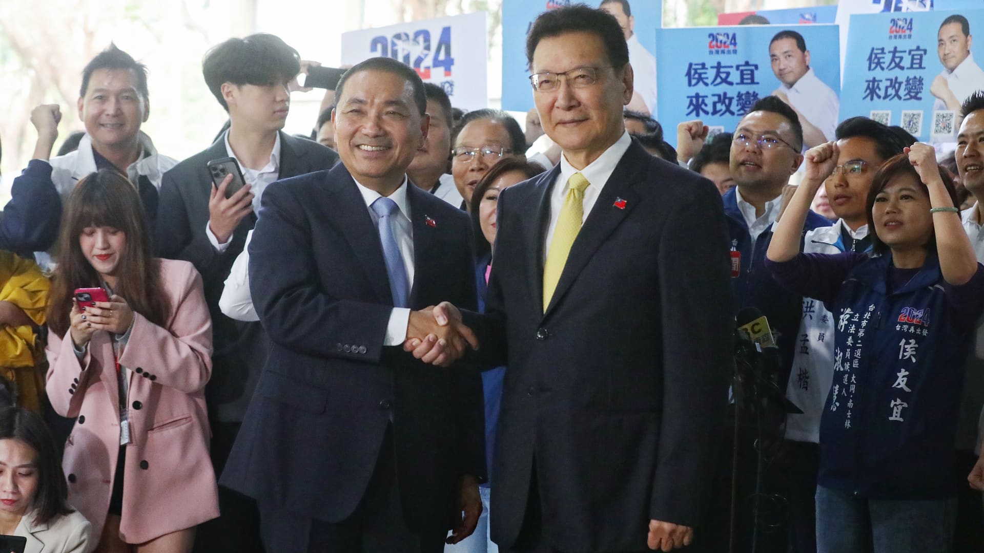 11 月 24 日星期五，国民党总统候选人、新北市市长胡越（左）及其副手顾树功抵达台湾台北市中央选举委员会办公室进行候选人登记。  2023 年。