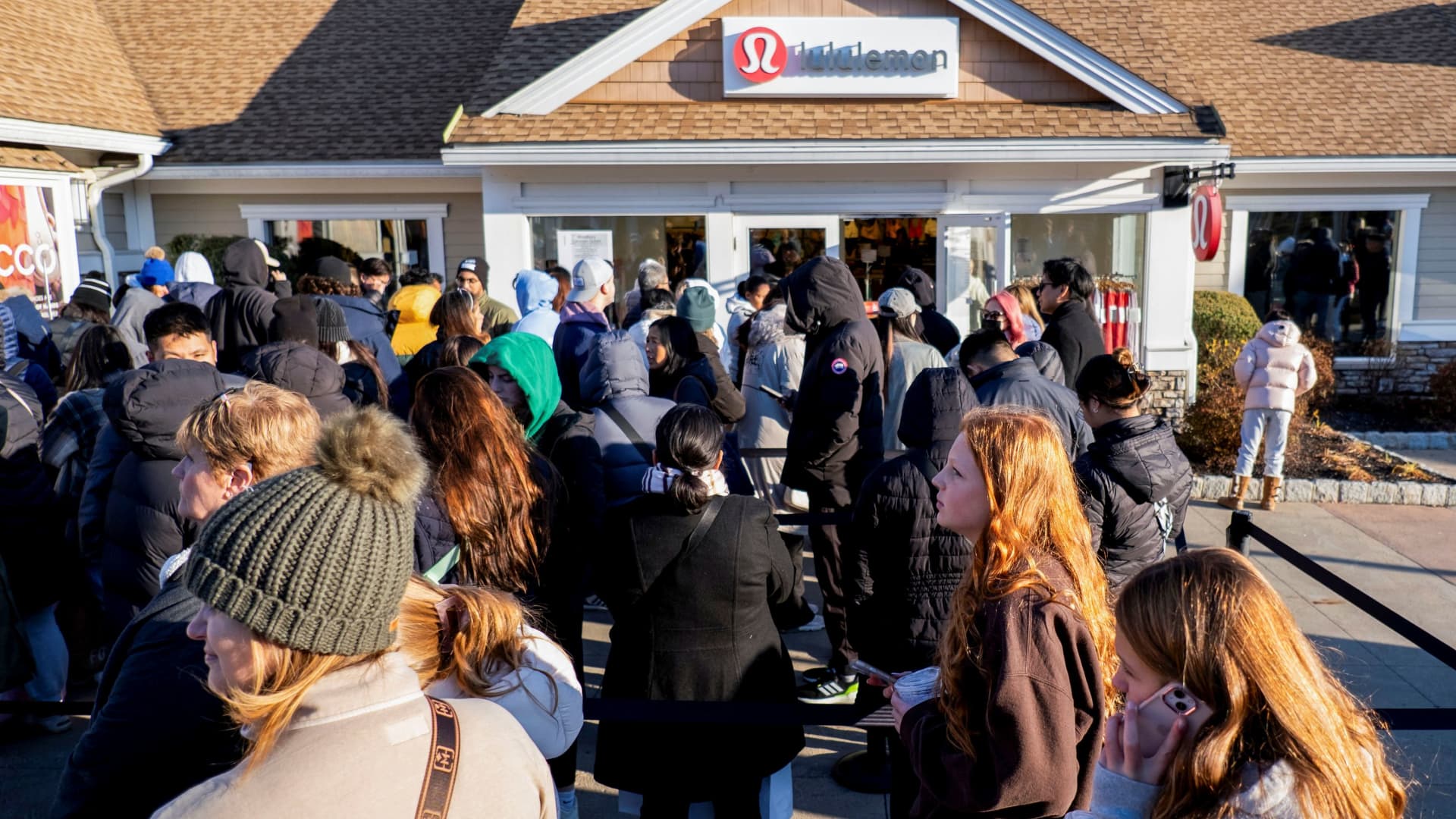 Black Friday shoppers stand in line for a Lululemon store as retailers compete to attract shoppers and try to maintain margins on Black Friday, one of the busiest shopping days of the year, at Woodbury Common Premium Outlets in Central Valley, New York, U.S. November 24, 2023.REUTERS/Vincent Alban