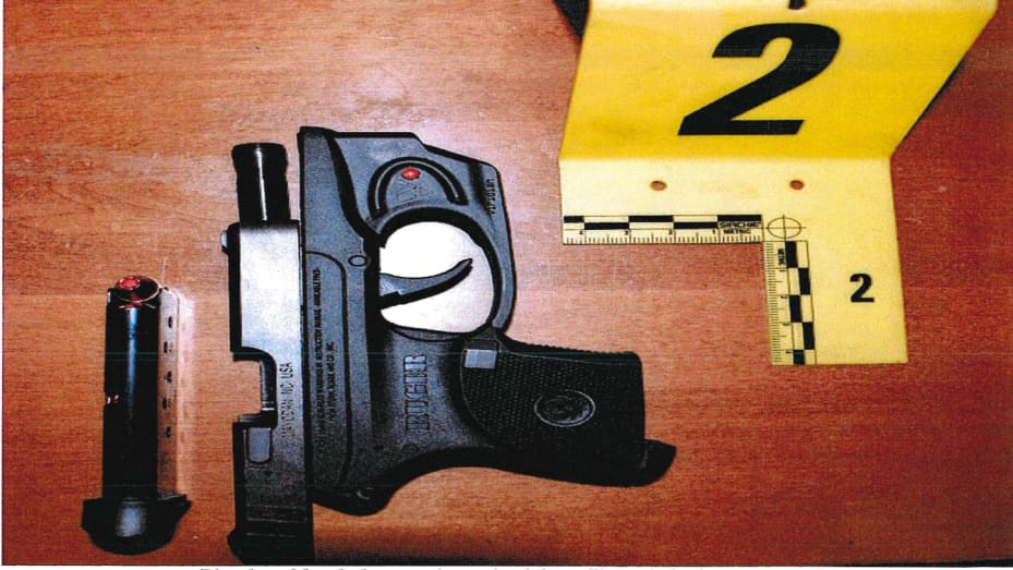 Um documento judicial mostra uma foto do Departamento de Polícia de Burlington de uma pistola Ruger .380 e munição encontrada no quarto do suspeito.