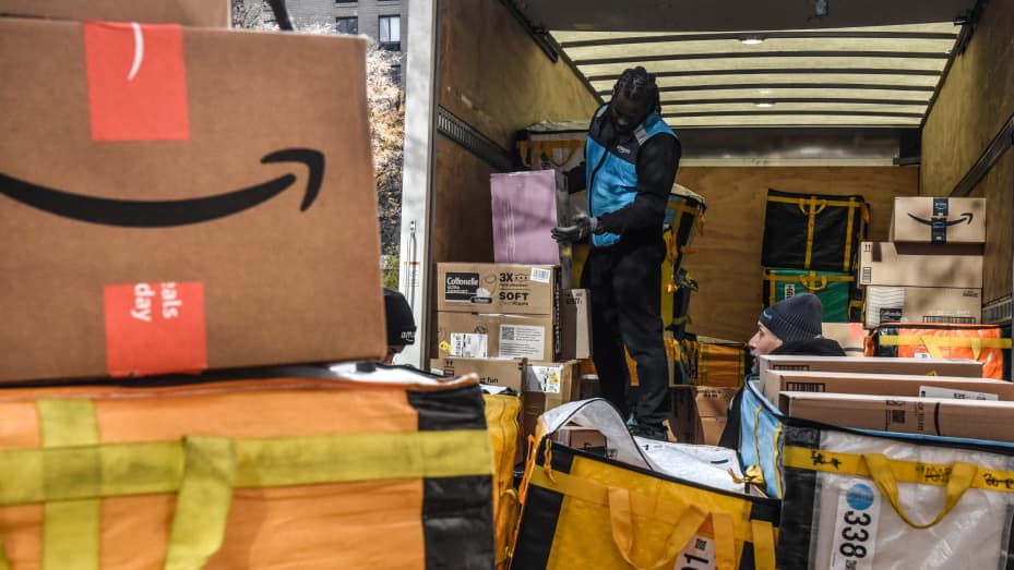 Un trabajador de Amazon entrega paquetes el Cyber ​​Monday en Nueva York, EE. UU., el lunes 27 de noviembre de 2023. Se estima que 182 millones de personas planean comprar desde el Día de Acción de Gracias hasta el Cyber ​​Monday, la mayor cantidad desde 2017, según la Federación Nacional de Minoristas. .