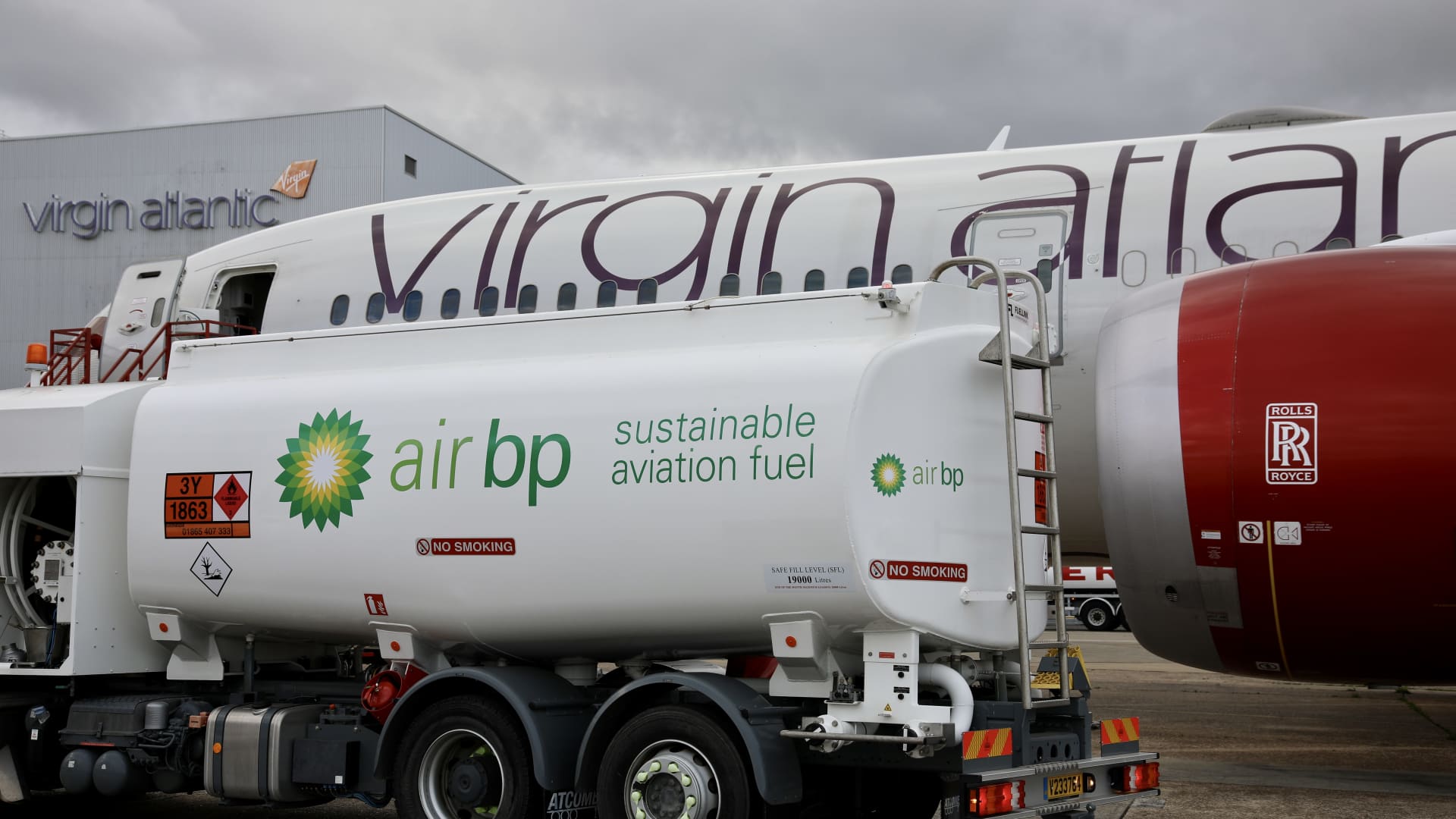 First long-haul flight fully powered by sustainable aviation fuel takes off