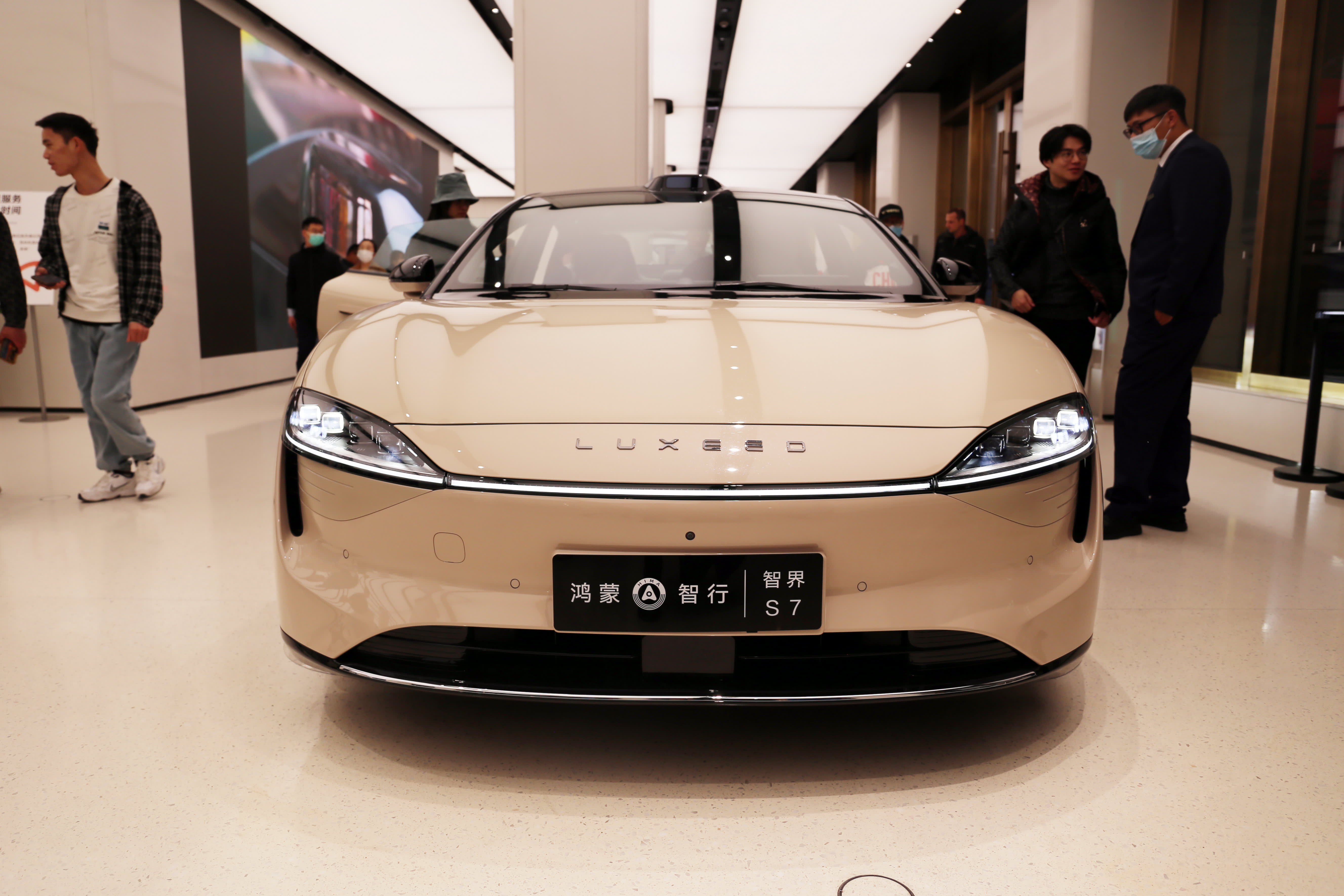Huawei mendorong teknologinya ke dalam kendaraan listrik melalui mobil dan kemitraan dengan produsen mobil