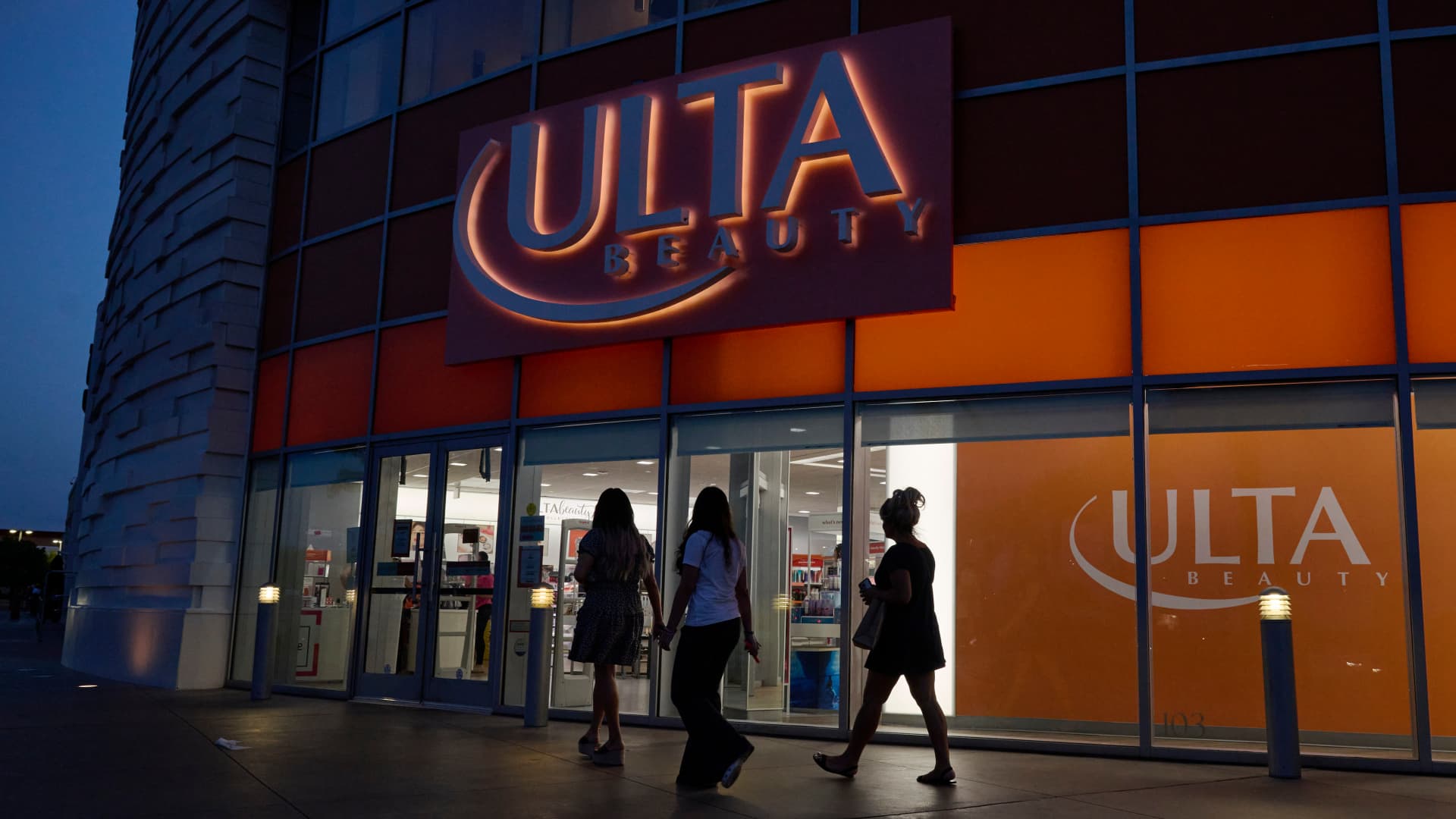 Ulta Magnificence shares pop as gross sales climb 6% – जगत न्यूज