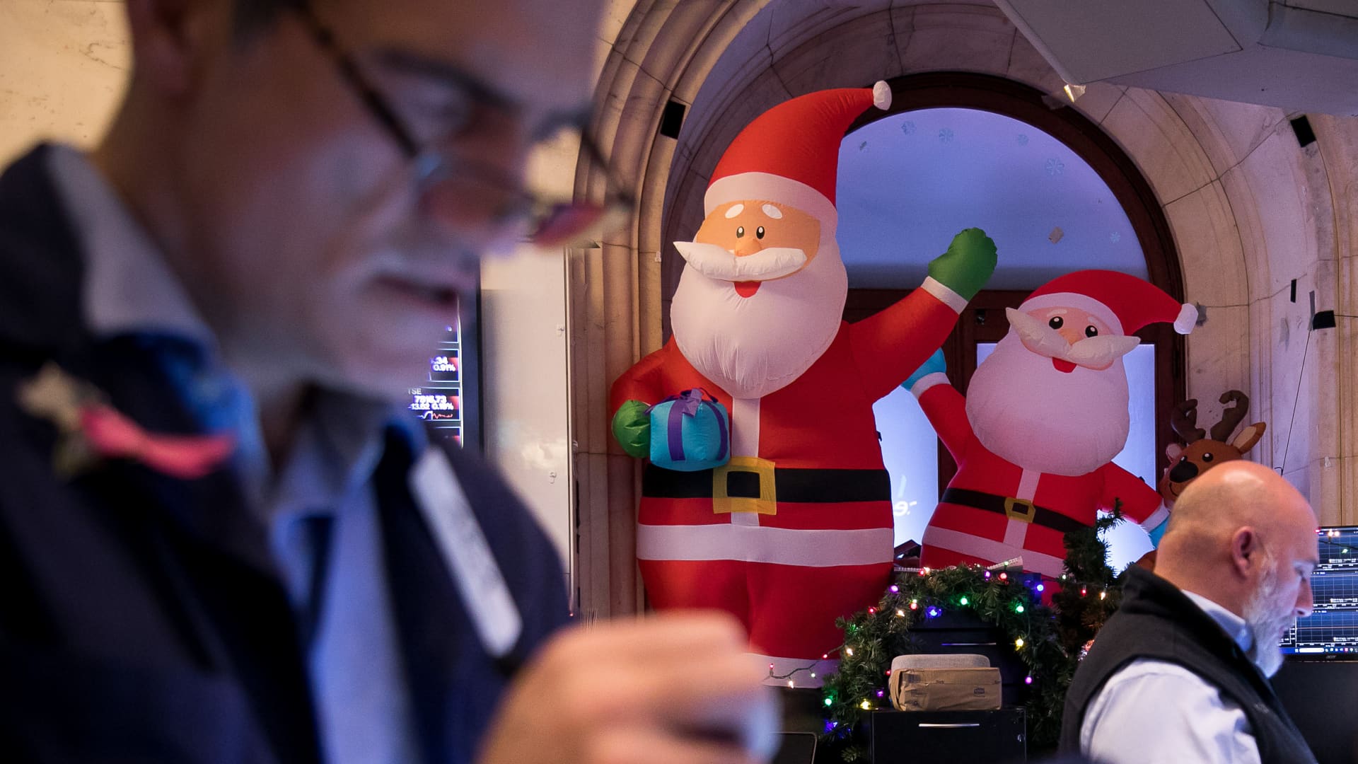 Santa Claus rally is in trouble, may signal weaker stocks