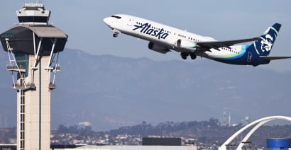 Alaska Airlines cancels more than 200 flights after FAA order