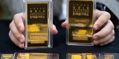 Mounting U.S. rate cut bets push gold to record highs 