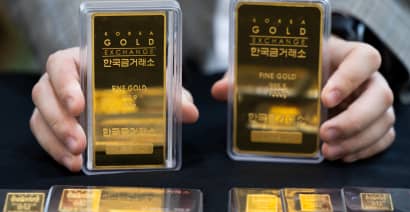 50 years of history tell you to buy gold when the Fed cuts rates, says Bernstein