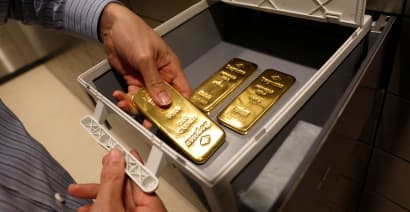 Gold loses footing as U.S. dollar bumps higher; Fed in focus