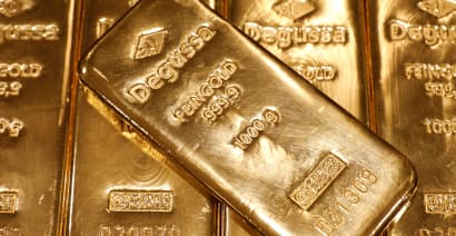 Gold on course for a weekly decline as rising bond yields dent appeal 