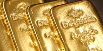 Safe-haven gold gains on renewed Fed cut bets