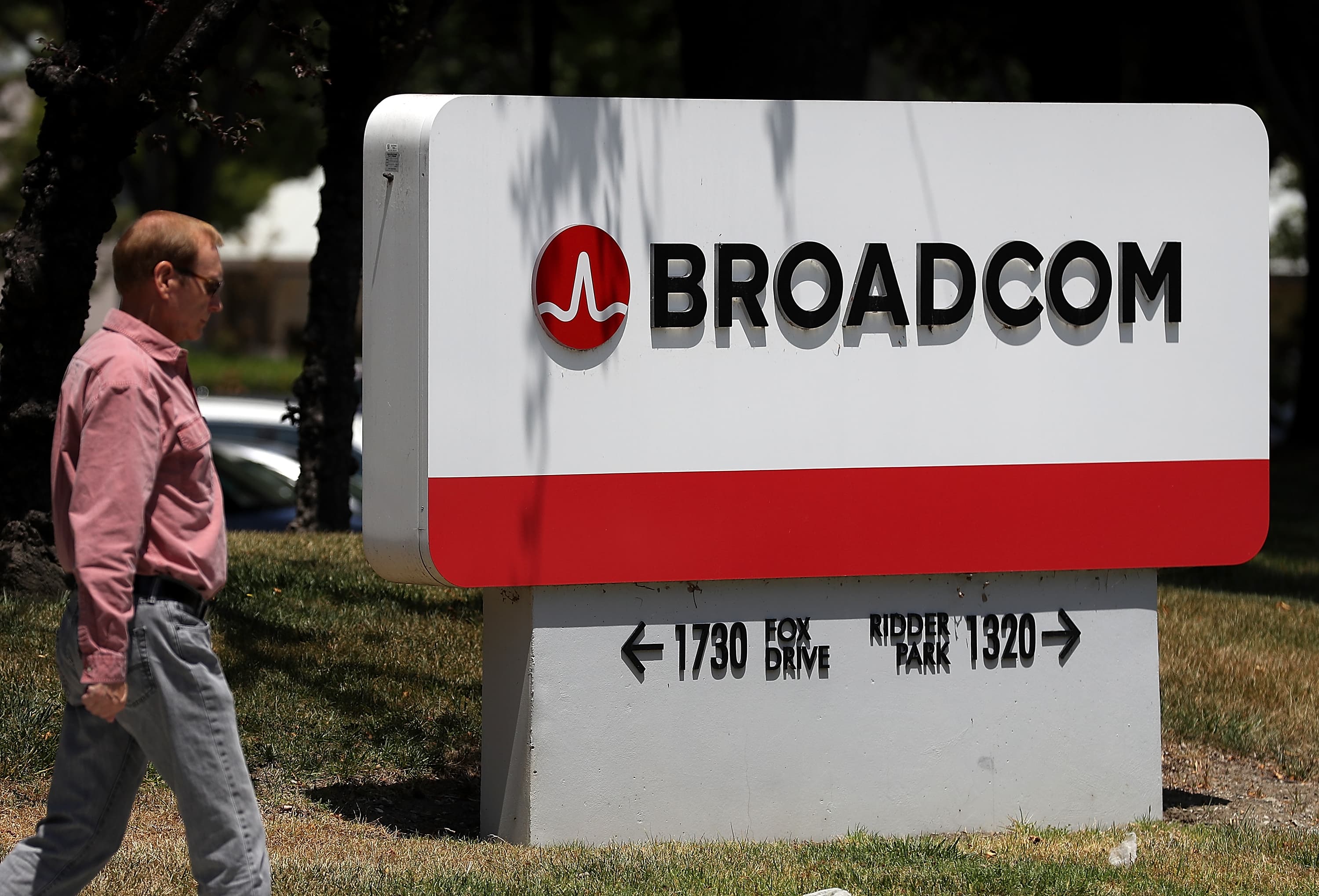 Broadcom delivers high-performance, low-power chip on way to AI networking  - SDxCentral