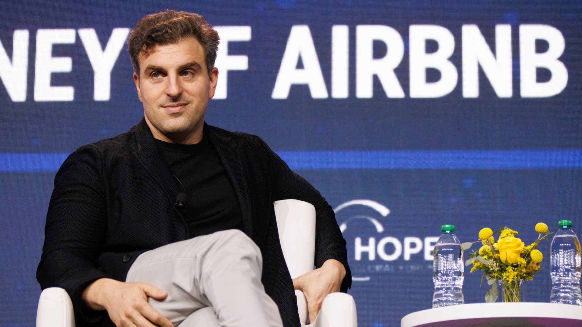 Airbnb reports better-than-expected revenue and beats on guidance