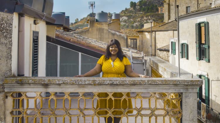 How this millennial making $80,000 in Italy and the U.S. spends her money