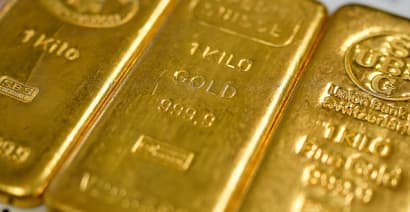 Gold retreats as dimming rate cut expectations overshadow safe haven demand