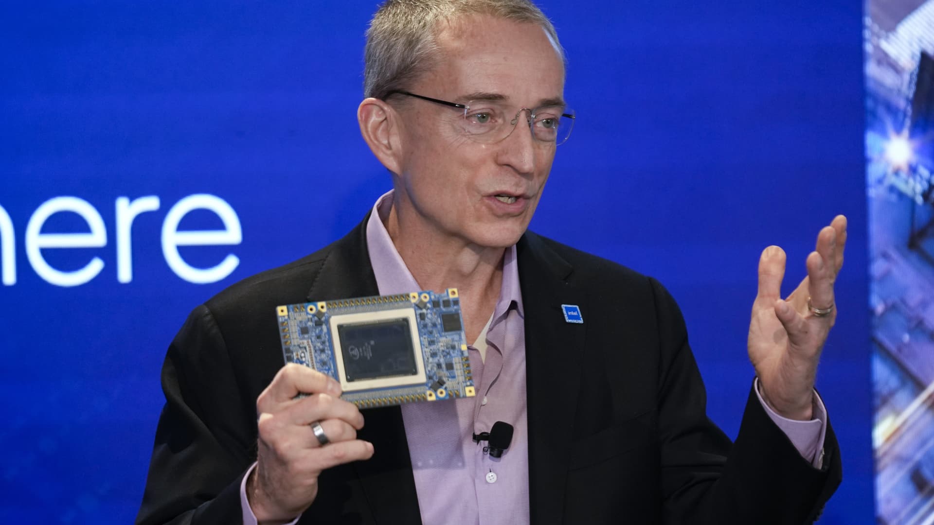 Intel stock sinks 10% in premarket trading as early 2024 outlook comes up short