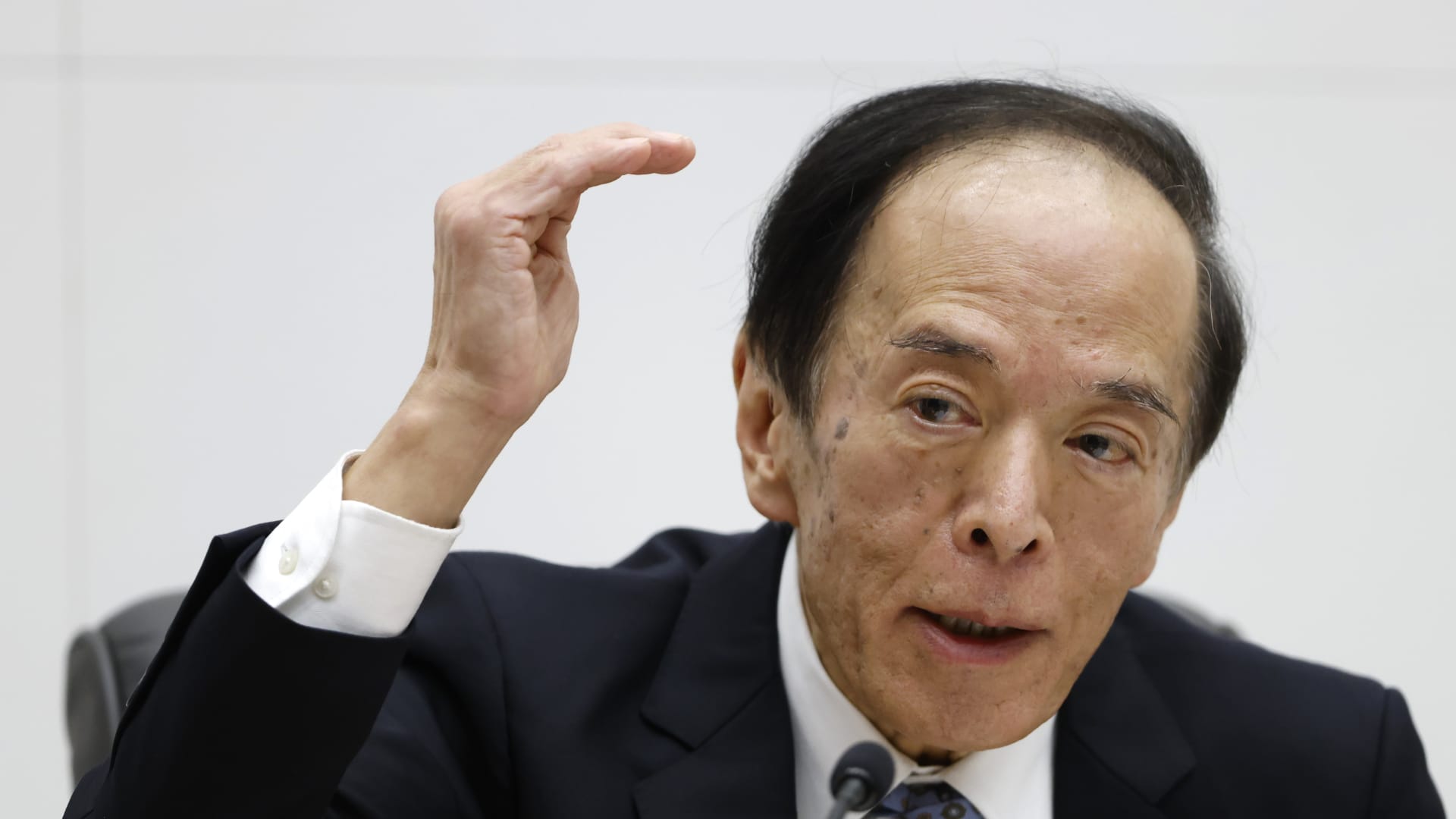 Bank of Japan sticks to ultra-easy monetary policy in light of 'extremely high uncertainties'