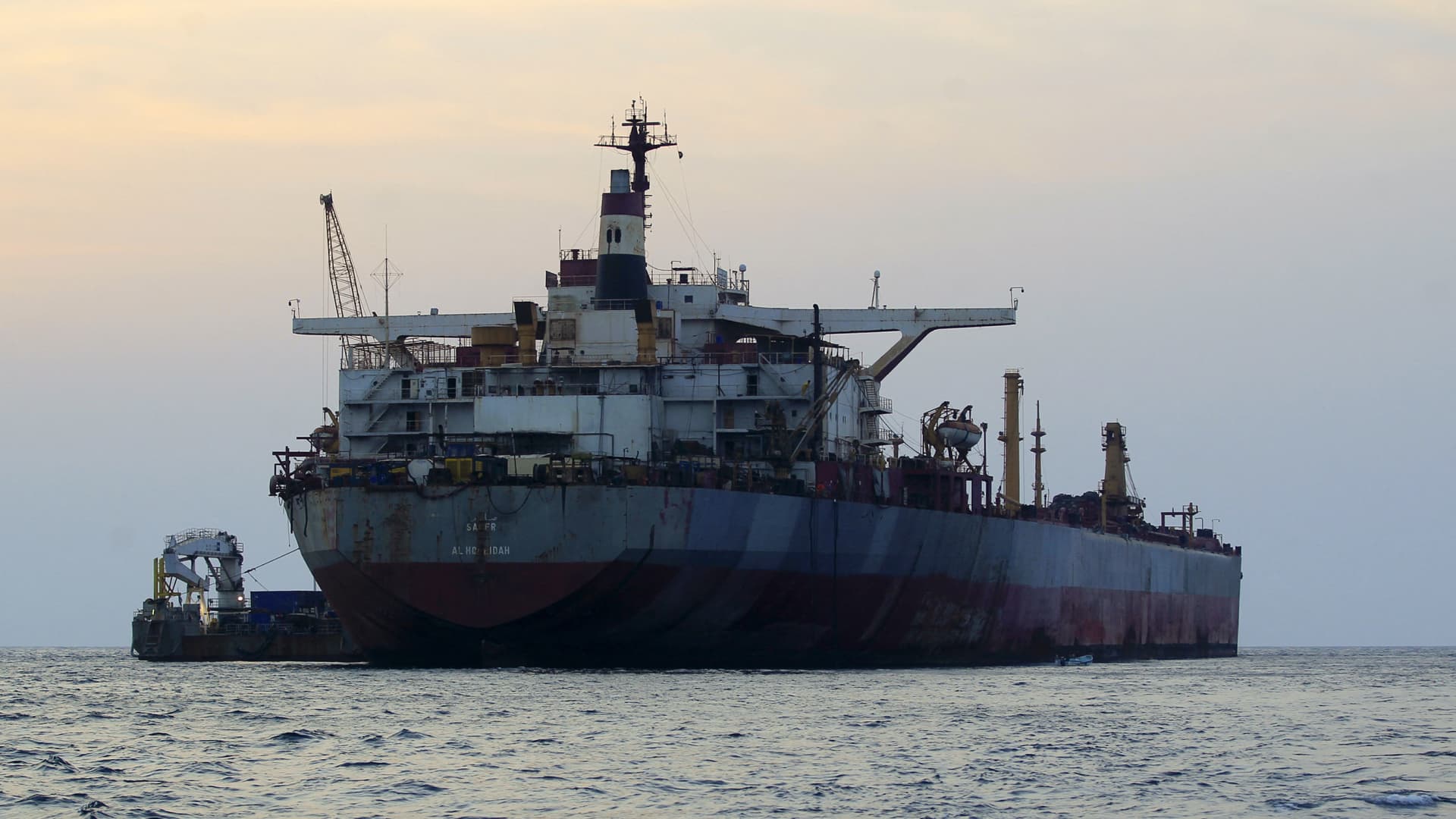 Oil prices rise as shippers suspend Red Sea route amid intensifying Houthi attacks
