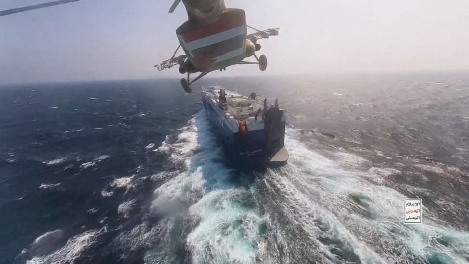 FOTO DE ARCHIVO: Un helicóptero militar hutí sobrevuela el carguero Galaxy Leader en el Mar Rojo en esta fotografía publicada el 20 de noviembre de 2023. Medios militares hutíes/Folleto vía REUTERS ESTA IMAGEN HA SIDO PROPORCIONADA POR UN TERCERO/Foto de archivo