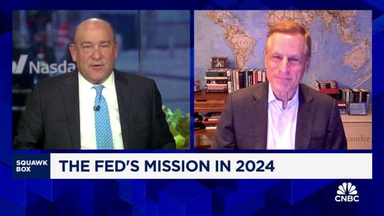 Existe una "buena posibilidad" de que no tengamos una recesión en 2024, dice el ex presidente de la Reserva Federal de Dallas