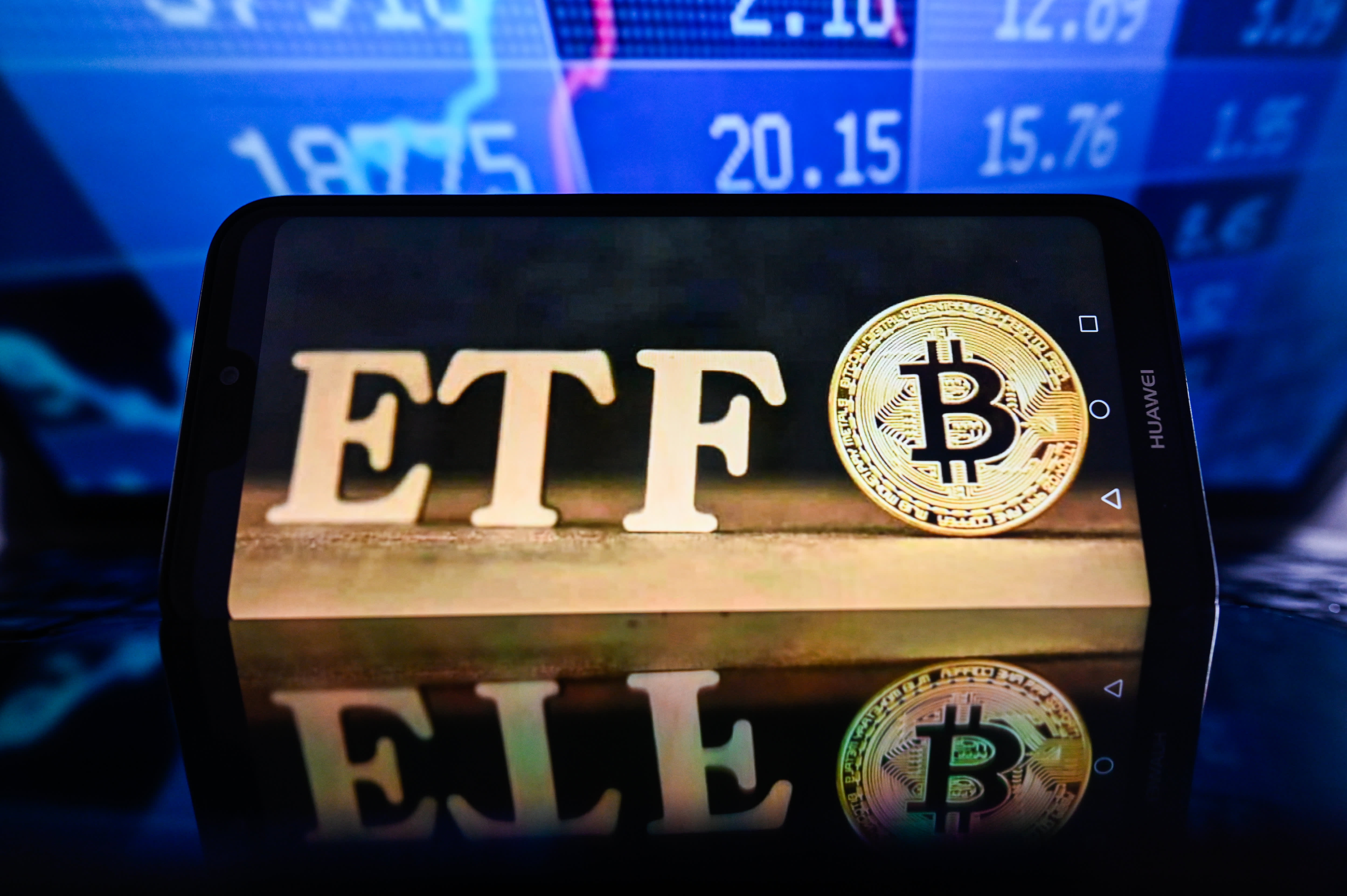 Kryptowährungsinvestoren warten gespannt auf die Entscheidung der SEC zu Bitcoin-ETFs