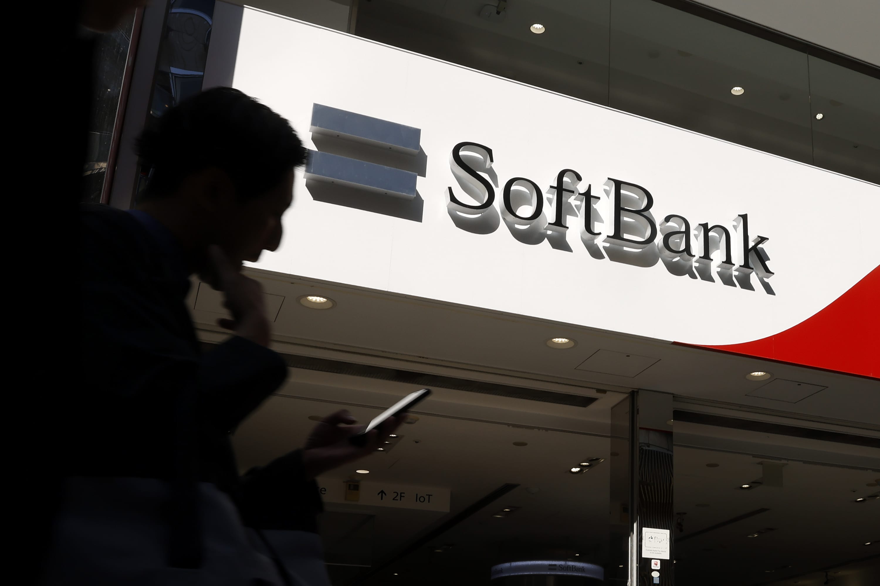 حصلت SoftBank على مكاسب غير متوقعة من حصة T-Mobile بقيمة 7.6 مليار دولار، مع ارتفاع الأسهم