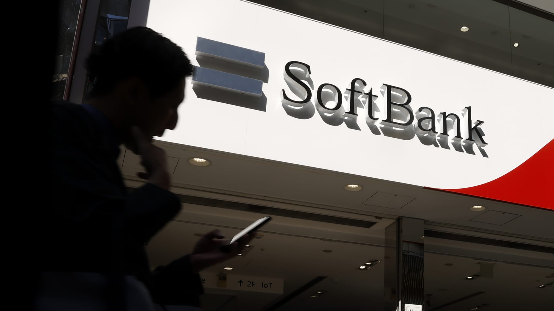 SoftBank will get .6 billion T-Mobile stake windfall, shares soar