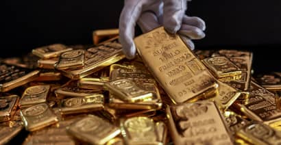 Gold rebounds on dollar retreat as Fed still seen cutting rates