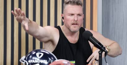 Pat McAfee publicly attacks ESPN executive amid Aaron Rodgers controversy