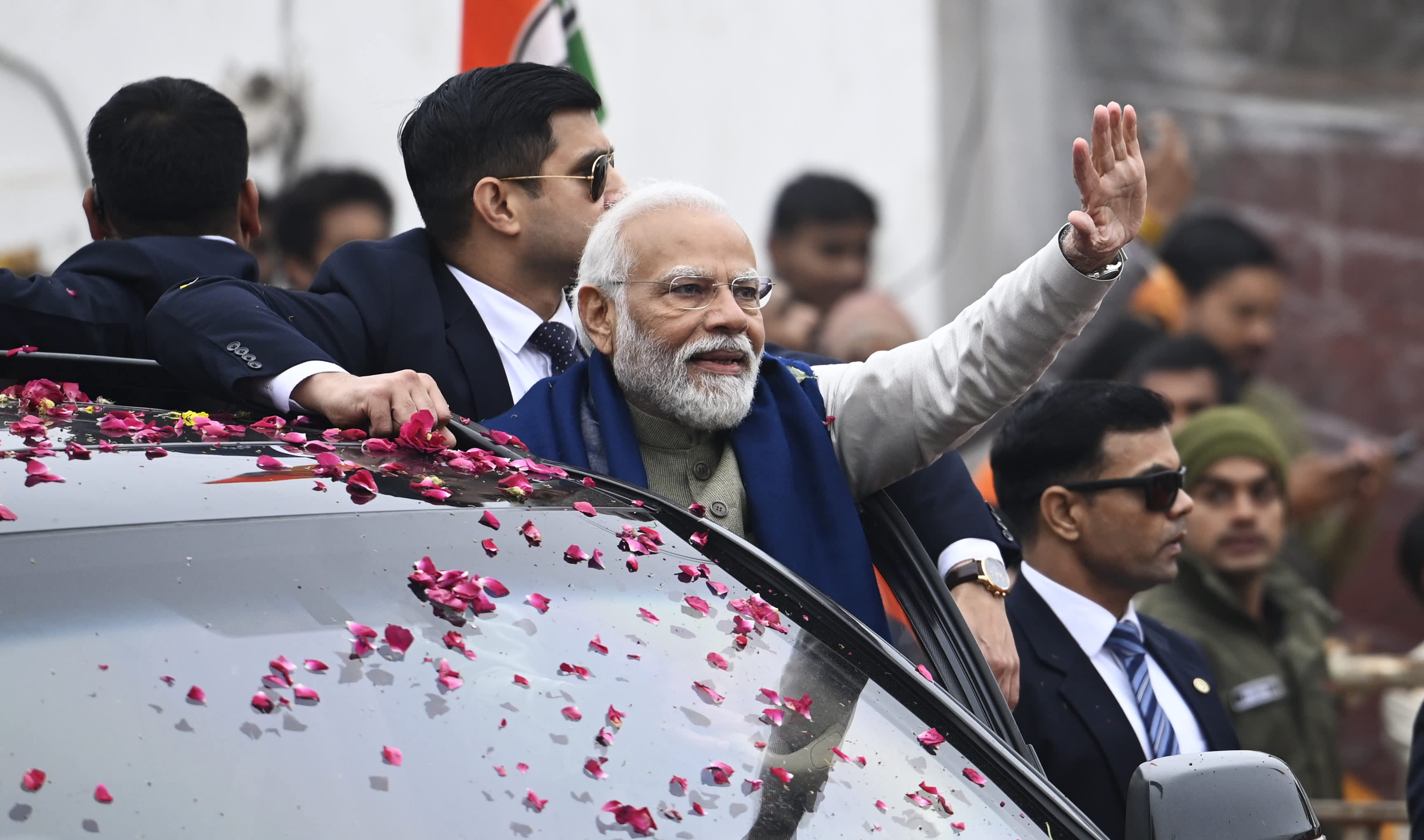India expects economic growth of 7.3%, which boosts Modi's chances in the elections