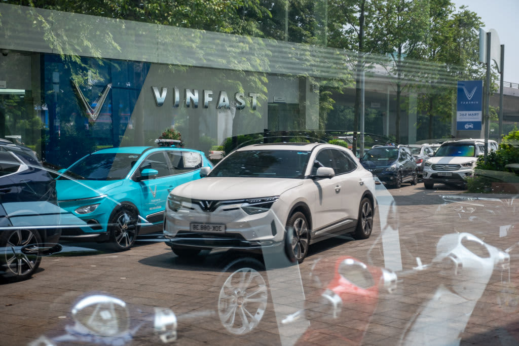 Pembuat mobil listrik Vietnam VinFast menunjuk pendirinya sebagai CEO dan menggantikan CFO