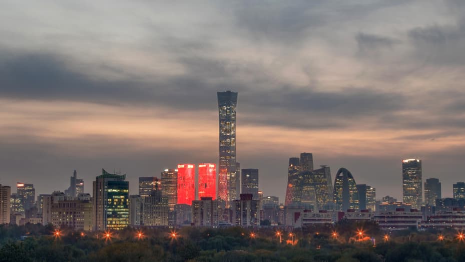 BEIJNG, CHINA - 13 DE NOVIEMBRE: Rascacielos iluminados se encuentran en el distrito central de negocios al atardecer el 13 de noviembre de 2023 en Beijing, China.  (Foto de Gao Zehong/VCG vía Getty Images)