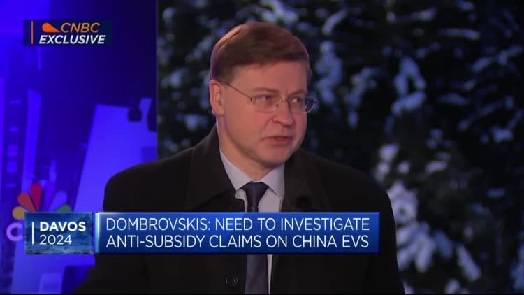 La UE debería tomar una decisión en el caso antisubsidios a los vehículos eléctricos en China dentro de un año: Dombrovskis