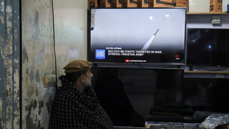 Un hombre mira un canal de noticias en la televisión dentro de una tienda después de que el Ministerio de Relaciones Exteriores de Pakistán dijera que el país llevó a cabo ataques dentro de Irán contra militantes separatistas, dos días después de que Teherán dijera que atacó bases militantes vinculadas a Israel dentro del territorio paquistaní, en Peshawar, Pakistán, el 18 de enero. 2024. REUTERS/Fayaz Aziz